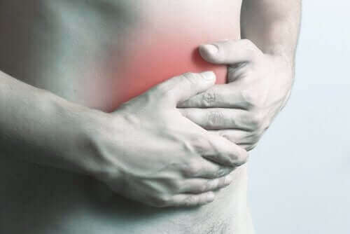 Person har ondt i mave grundet intraabdominale abscesser