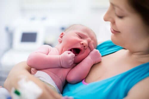 Mor sidder med baby med hypospadi