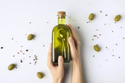 Olivenolie indeholder fedtsyrer og antioxidanter, der hjælper med at styrke skrøbelige negle
