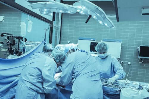 Læger opererer patient