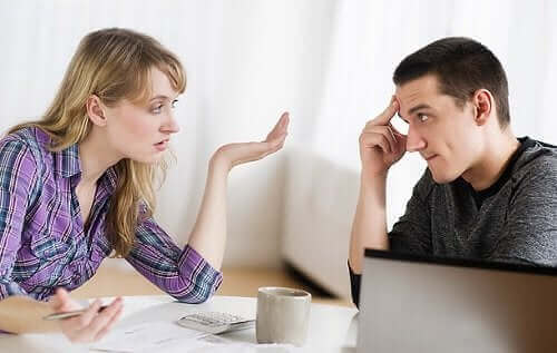 Kvinde diskuterer med mand, da hun dater en narcissist