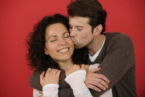 Mand krammer kvinde for at vise, at han holder af hende