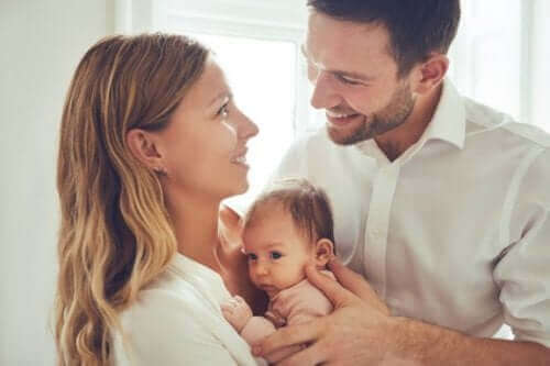 Ungt par med nyfødt baby