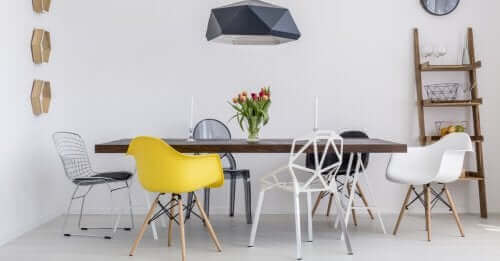 Man kan indrette stuen med genbrugsmaterialer i form af forskellige stole