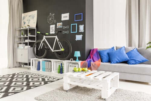 Man kan indrette stuen med genbrugsmaterialer i form af paller og trækasser