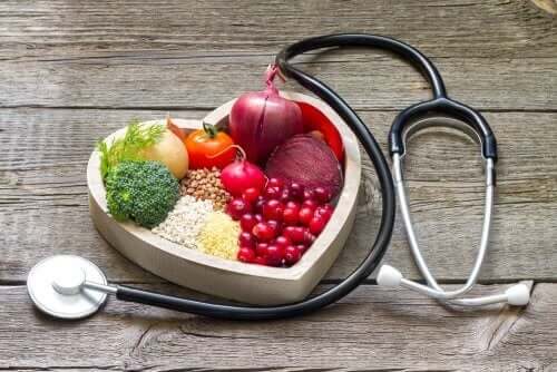 Fødevarer i hjerteformet skål viser, hvad man bør spise efter et hjerteanfald