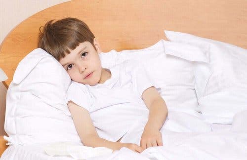 Et andet symptom på anæmi hos børn er gulsot, som det her ses hos dreng i seng