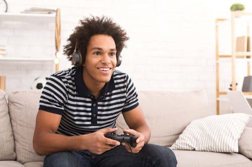 Ung mand spiller videospil