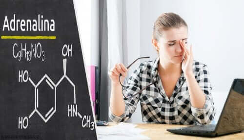 Kvinde tager sig til øjne