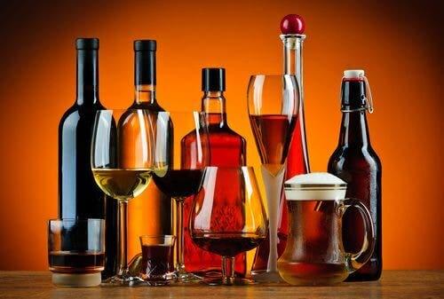 Alkohol i flasker og på bord