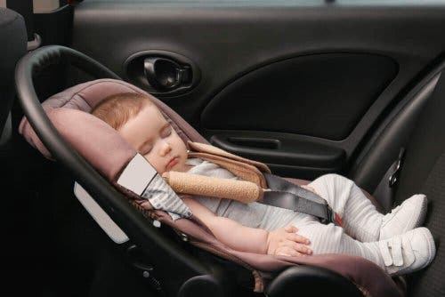 Skævt hoved hos spædbørn kan opstå, hvis en baby sover i autostolen ofte