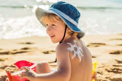 Barn på strand, selvom børn er særligt sårbare over for varme