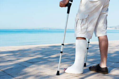 En mand med krykker og ben i gips