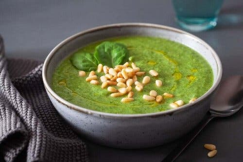 Cremet spinat er en sund og lækker måde at indtage denne grøntsag på