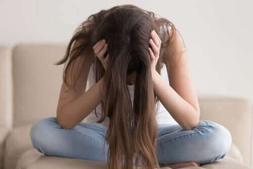 Symptomer på depression illustreres af nedtrykt kvinde