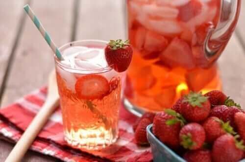 Drikkevare med jordbær