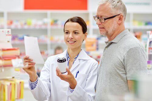 Sygeplejerske forklarer mand om medicin