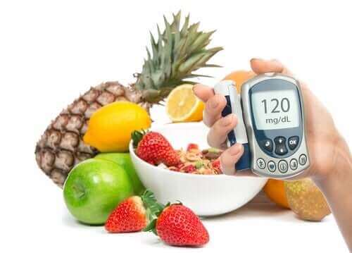 Person måler glukoseniveau i frugter