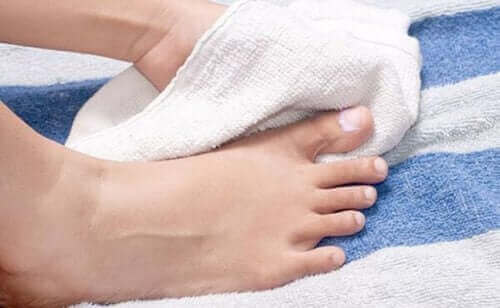 Fødder på håndklæde under behandling af nedgroede tånegle