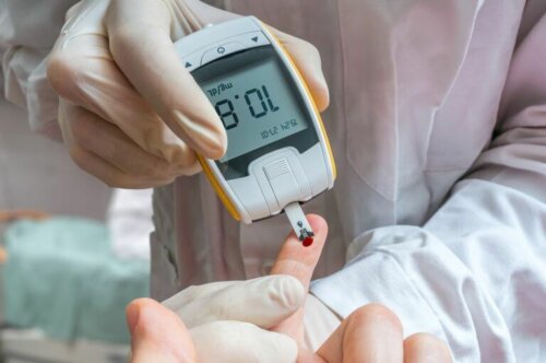 Du kan måle dit blodsukker med en enhed, der er kendt som et glukometer