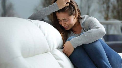 Grædende kvinde i sofa