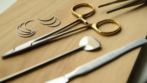 Kirurgiske værktøjer på bord