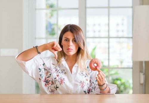 Kvinde med sorbitolintolerance afviser donut