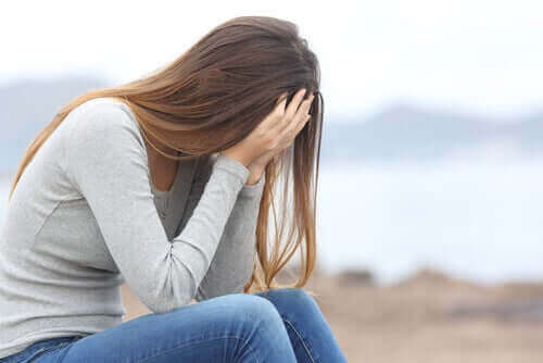 Depression hos venner illustreres af kvinde, der skjuler ansigt bag hænder