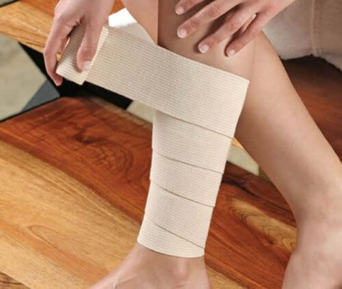 Person kommer bandage på ben