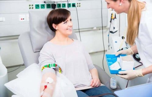 Blodtransfusioner er mulige, fordi personer, som denne kvinde, donerer blod