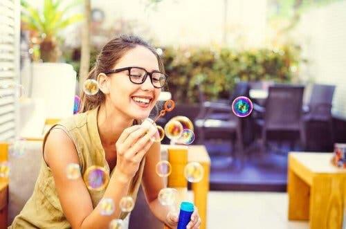 Kvinde anvender sæbebobler i mindfulness øvelser mod angst