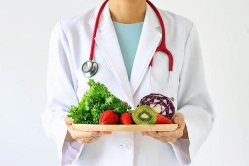 Læge står med sunde fødevarer for at illustrere det glykæmiske indeks