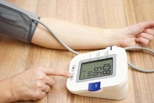 Person får målt sit blodtryk