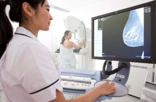 Lægen kan bruge diagnostiske teknikker såsom mammografi til at afdække årsagen til smerter i brysterne