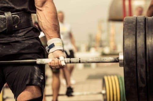 Mand løfter vægt som en del af crossfit