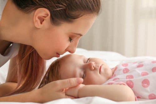 Mor tjekker sovende baby for at undgå skævt hoved hos spædbørn