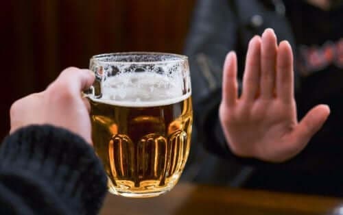 Person siger nej til øl som resultat af at anvende antabus