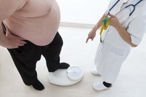 Overvægtig person vejes ved lægen