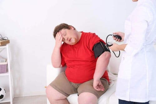 Overvægtig mand tjekkes af læge