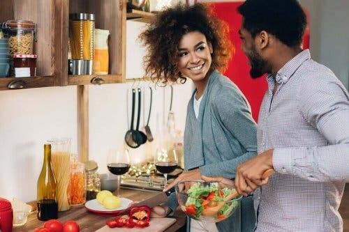 Par, der laver mad sammen, opnår velvære i parforholdet