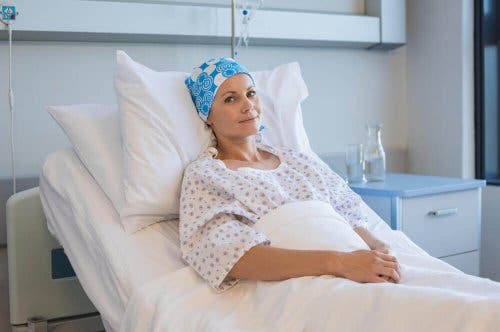 Kvindelig patient i seng