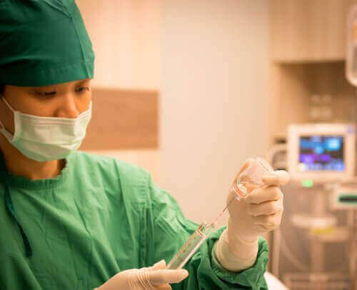 Læge tager hydromorfon i sprøjte