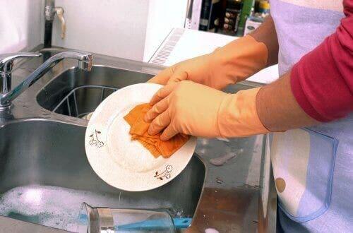 Person i gang med at vaske op