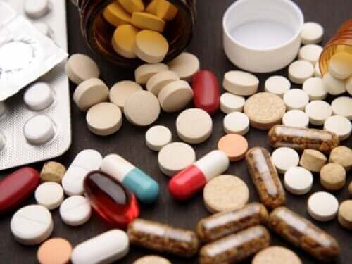 Piller på bord illustrerer selvmedicinering