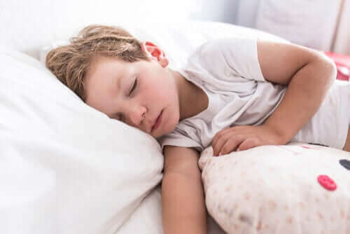 Dreng med børneastma sover