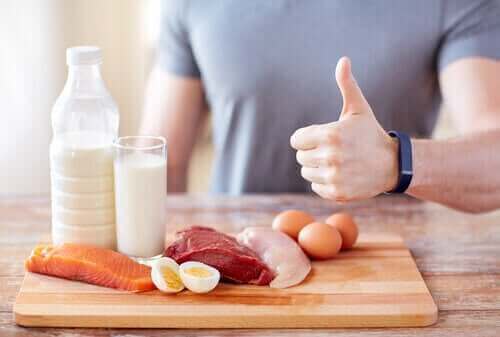 Mand med proteinrige fødevarer illustrerer ernæring og nyresvigt