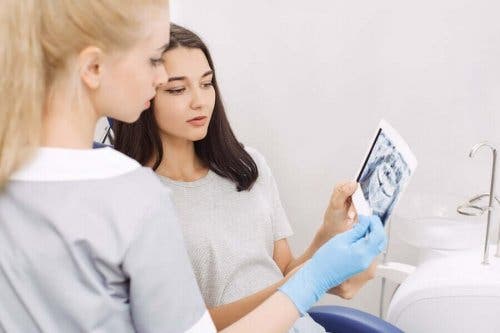 Tandlæge taler med patient