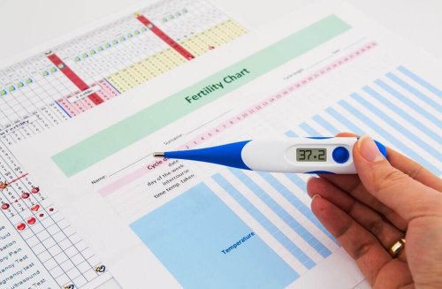 Kvinde holder termometer