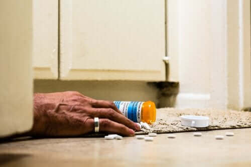 Person på gulv har taget overdosis af tramadol