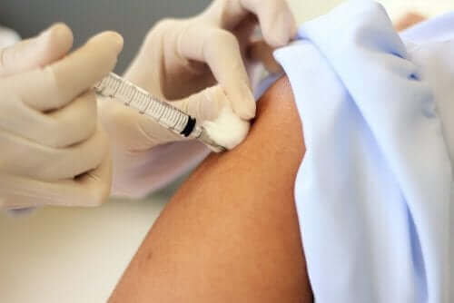 Person får allergivaccinationer